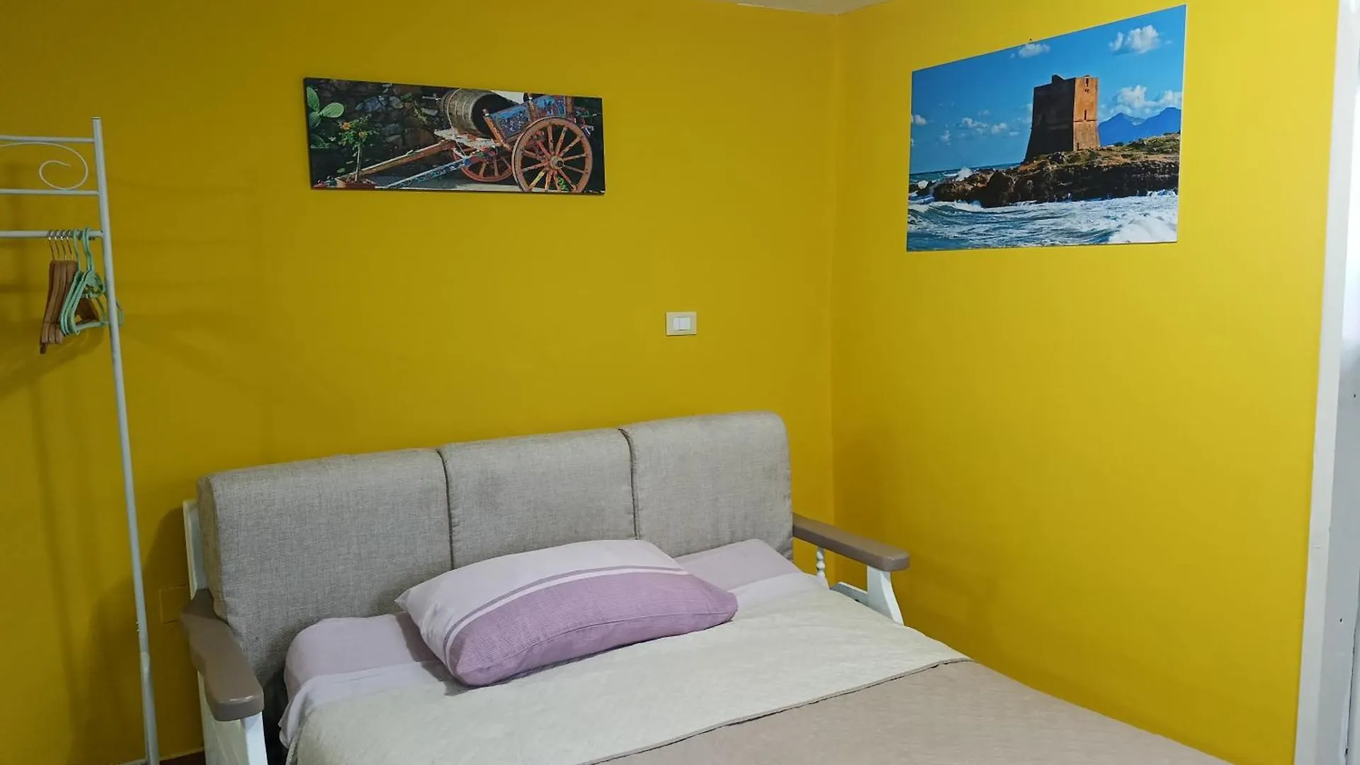 Guest house La Terrazza Sul Mare Monolocale Con Terrazza Vicino Aereoporto&Mare Sicilian Vintage Style Beach House Cinisi