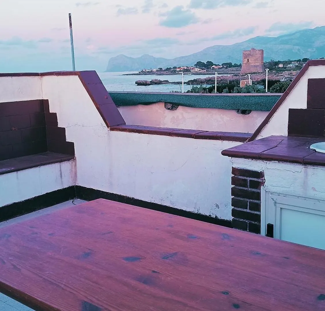 Guest house La Terrazza Sul Mare Monolocale Con Terrazza Vicino Aereoporto&Mare Sicilian Vintage Style Beach House Cinisi Italy